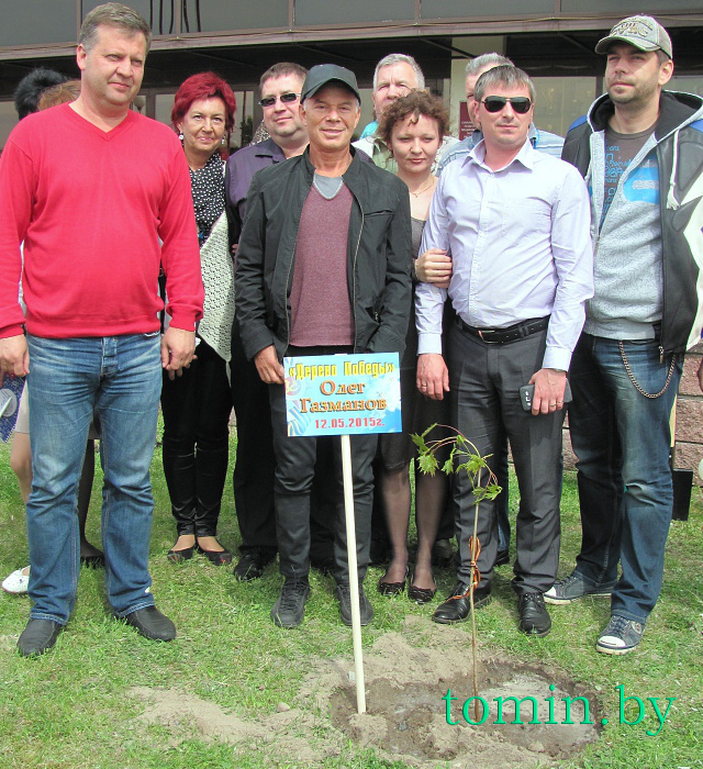 В Бресте Олег Газманов посадил дерево Победы - фото