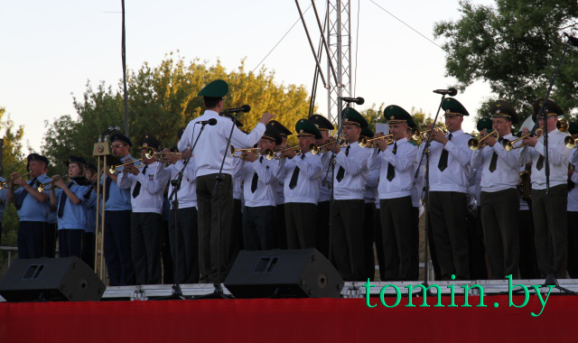 Брестская крепость. День Независимости завершился концертом, совместным исполнением гимна и салютом - фото