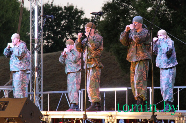 Брестская крепость. День Независимости завершился концертом, совместным исполнением гимна и салютом - фото