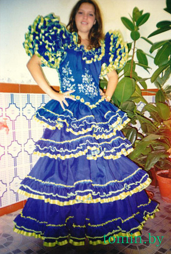 Испания. Пятнадцатилетняя Маша примеряет костюм в салоне народных платьев - фото