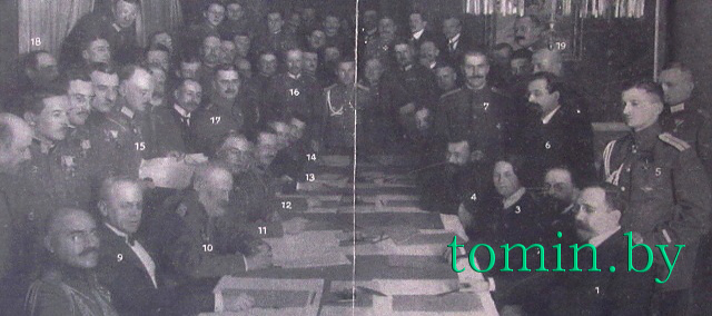 Подписание военного перемирия 15 декабря 1917 года во дворце Немцевичей в Скоках. Копия личной фотографии принца Баварского Леопольда из архива А. Гладыщука.