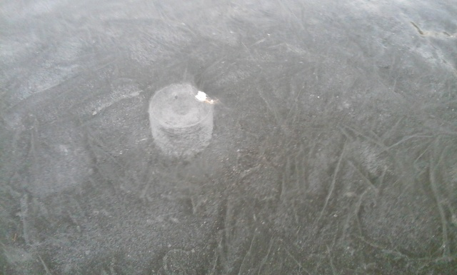 По этой замерзшей лунке можно на глаз прикинуть и толщину льда – сантиметров 25-30 - фото