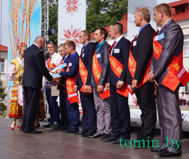 Чествование победителей жатвы Брестской области на «Дожинках» в Дрогичине. Фото Тамары ТИБОРОВСКОЙ.