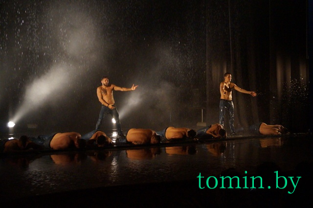 Шоу под дождем: в Бресте выступил театр танца «Искушение». Фото Тамары ТИБОРОВСКОЙ