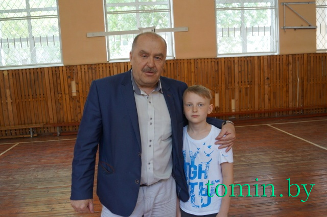 Николай Заеленчиц с внуком. Фото Тамары ТИБОРОВСКОЙ