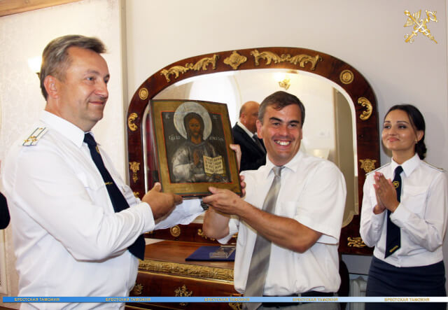 Изъятую на границе икону XIX века «Христос Вседержитель» передали в музей брестские таможенники - фото