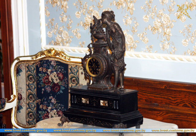 Каминные часы ХIX века пополнили экспозицию музея «Усадьба Немцевичей» - фото
