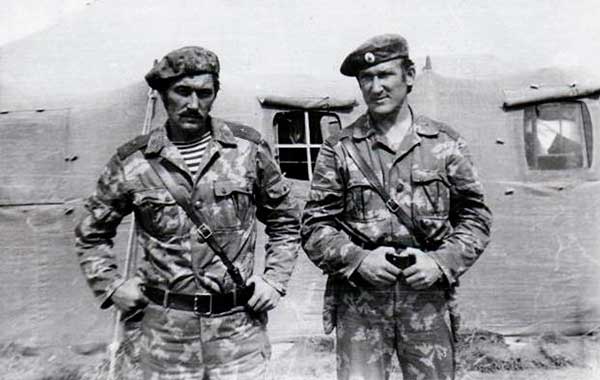 Афганистан. Герой Советского Союза Иван Барсуков (слева) - фото
