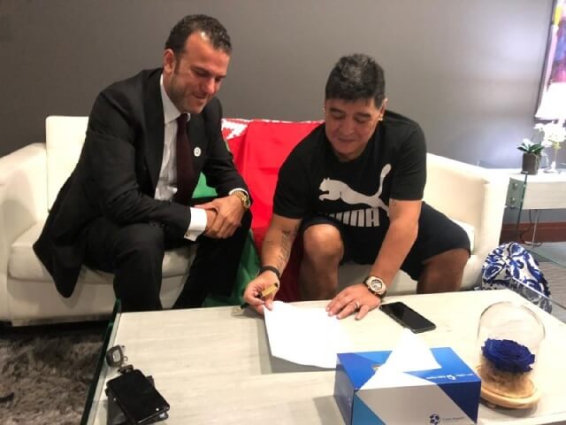 Футболист Диего Марадона подписал контракт и стал председателем правления ФК «Динамо-Брест» - фото