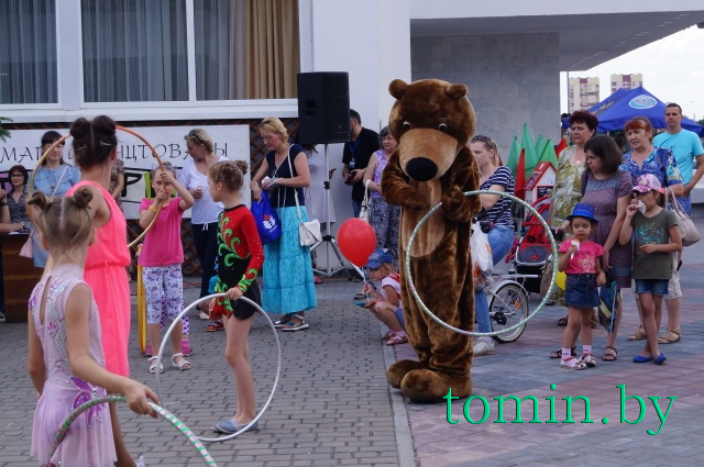В Бресте впервые отметили Всемирный день жонглирования. Фото Тамары ТИБОРОВСКОЙ
