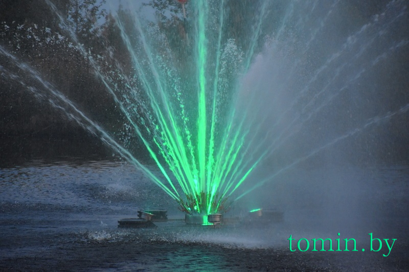 Плавающий фонтан на набережной в Бресте