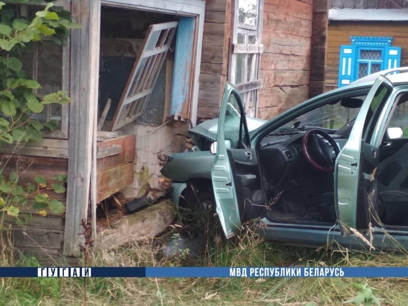 В Ивановском районе "Пежо" врезался в дом