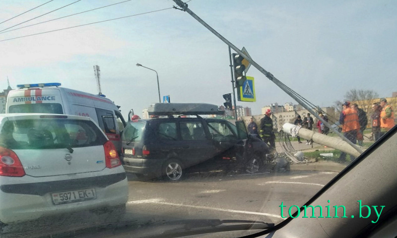 Автомобиль в Бресте на проспекте Республики врезался в столб