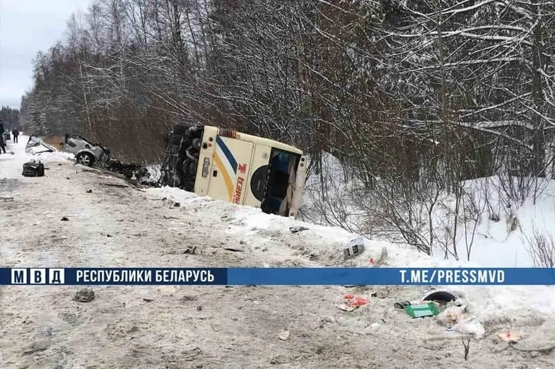В Витебской области автобус с российскими туристами столкнулся с легковушкой и опрокинулся в кювет