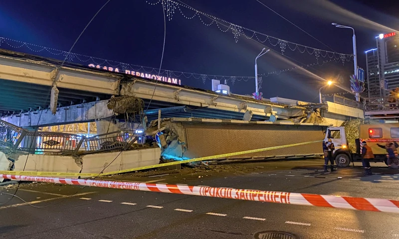 В Минске на Немиге обрушилась пешеходная часть моста