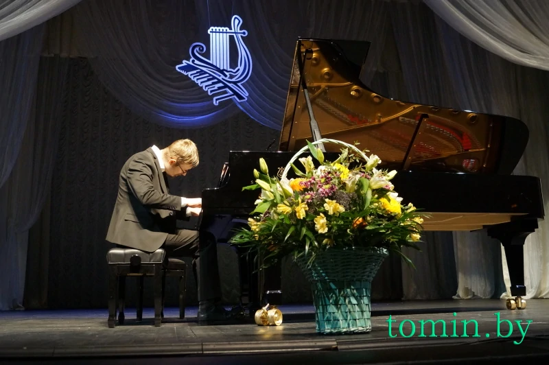 Пианист Константин Артём - фото