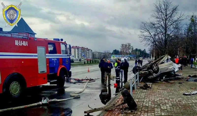 В Микашевичах «Крайслер» столкнулся со встречной машиной, врезался в столб и перевернулся. Погибли пассажиры