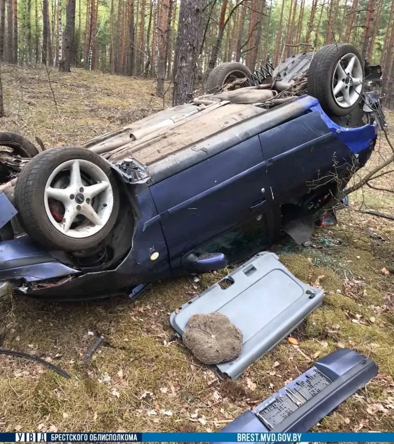 В Ивацевичском районе пьяный водитель на «Фиате» врезался в дерево и опрокинул машину