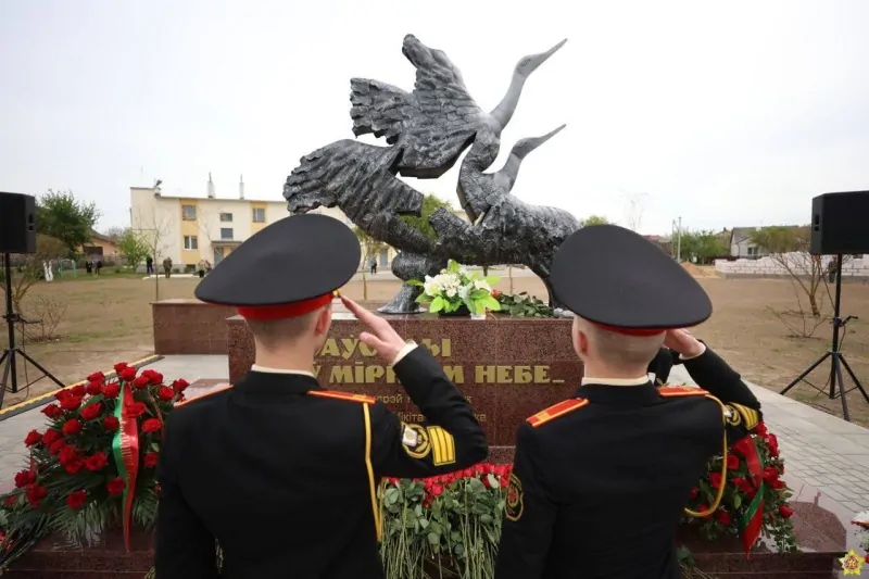 В Барановичах открыли мемориал в честь погибших летчиков Андрея Ничипорчика и Никиты Куконенко