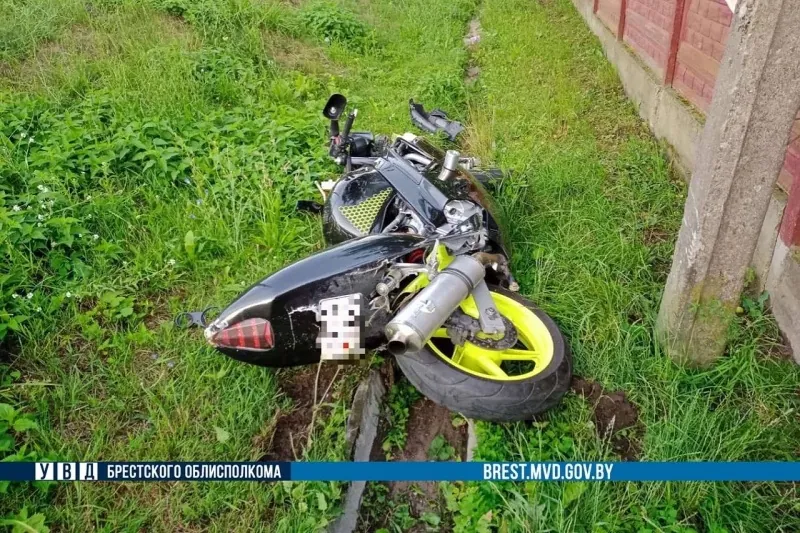 В Каменецком районе мотоцикл врезался в дорожный знак. Водитель умер в больнице