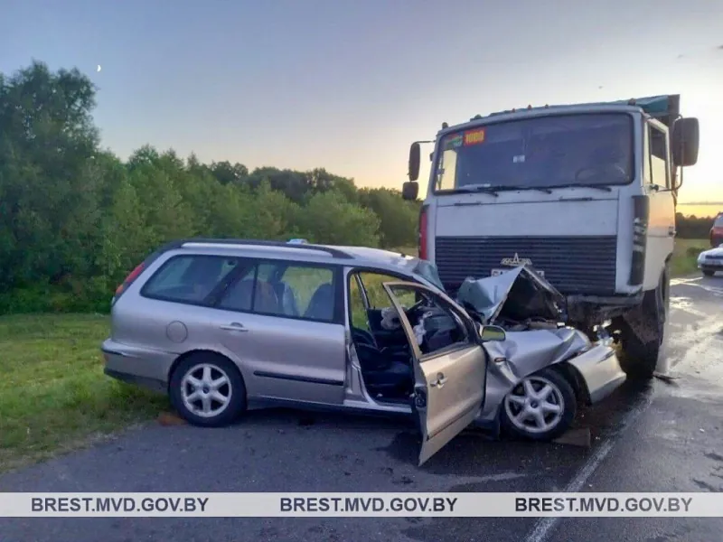 В Барановичском районе «Фиат» попал под грузовик: водителя легковушки вызволяли спасатели