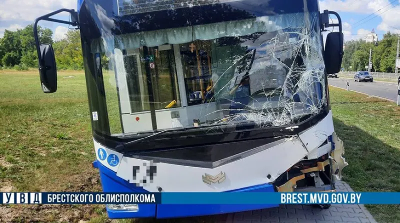 В Бресте троллейбус с пассажирами врезался в ВАЗ и оказался на тротуаре