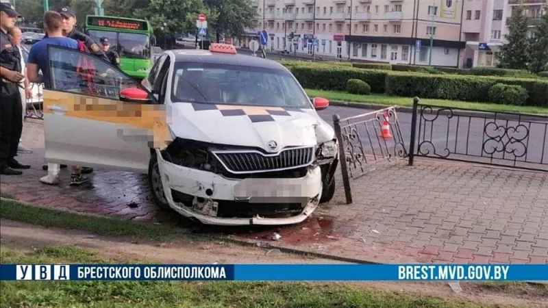 В Бресте пьяный таксист снес ограждение на «кольце» бульвара Шевченко