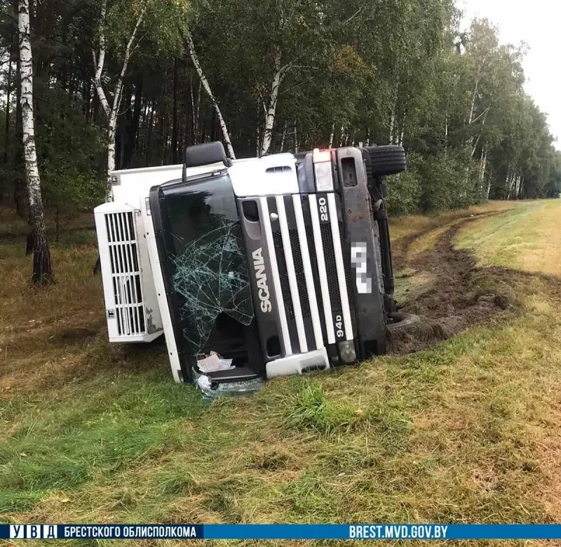 В Ивацевичском районе опрокинулся грузовик