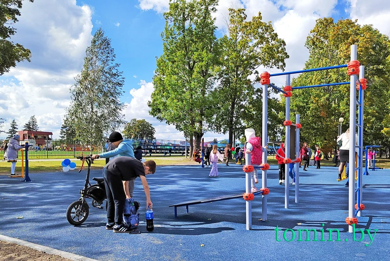 В городском парке Столина открыли пространство для воркаута и детскую площадку