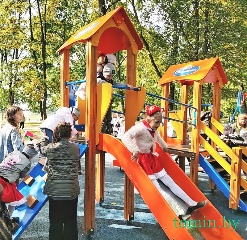 В городском парке Столина открыли пространство для воркаута и детскую площадку
