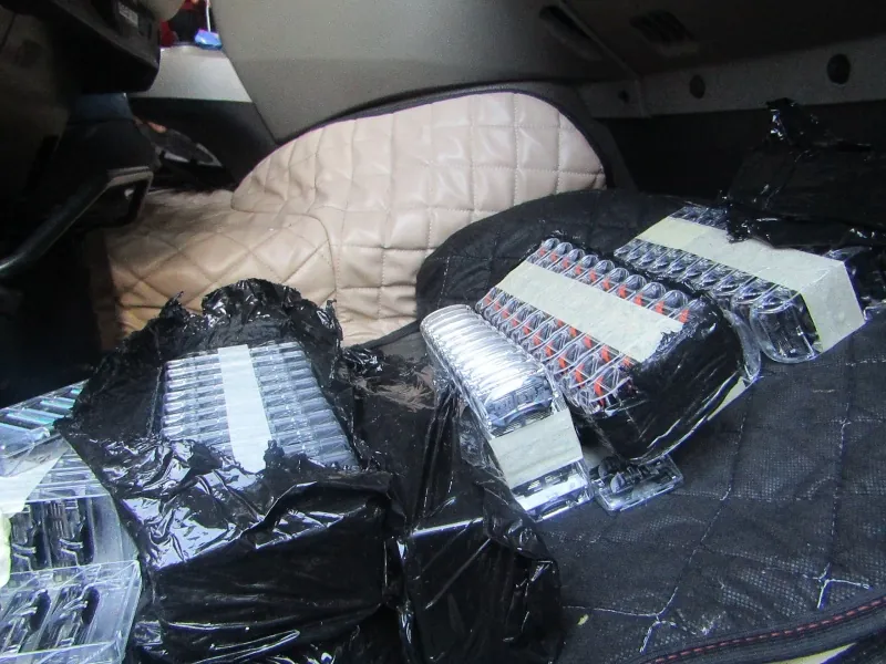 Водитель грузовика спрятал от таможни бритвенные кассеты для станков на 11 тысяч рублей
