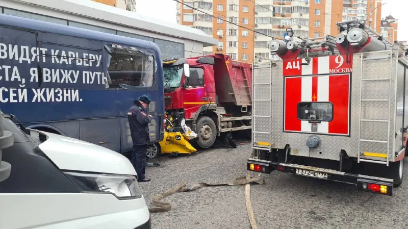 В Москве белорус на самосвале раздавил такси, погибли два человека