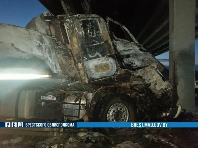На М1 фура врезалась в опору моста и сгорела: водитель погиб