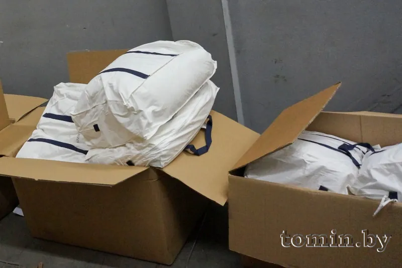 Одеяла, подушки и электрооборудование: в «Козловичах» обнаружили контрабанду на 27 тысяч рублей