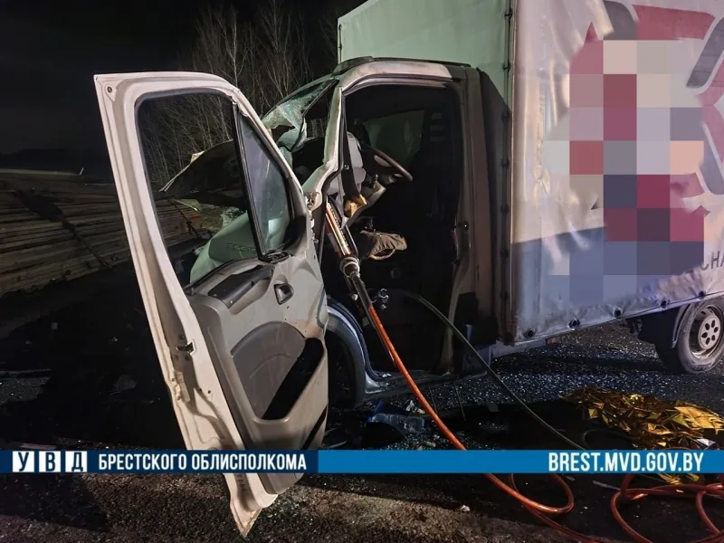 В Жабинковском районе автофургон врезался в прицеп с досками: водителя доставали спасатели