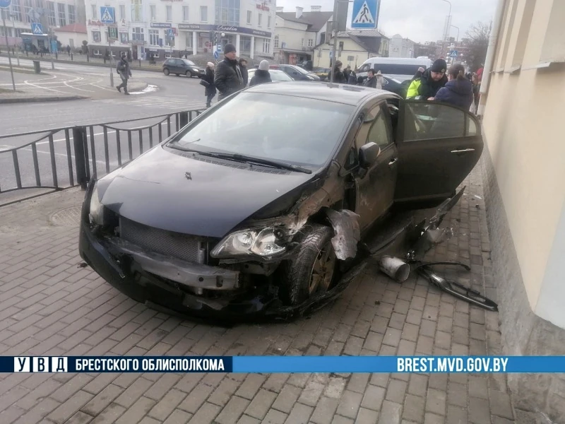В Пинске на перекрестке столкнулись две «Хонды»: двоих детей доставили в больницу
