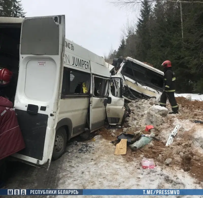Лобовое столкновение маршрутки с грузовиком в Смолевичском районе: 11 погибших