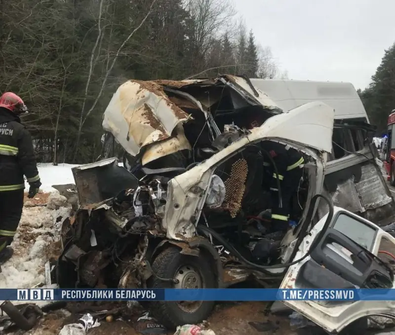 Лобовое столкновение маршрутки с грузовиком в Смолевичском районе: 11 погибших