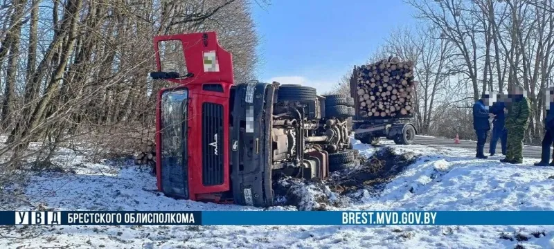 Груженый бревнами МАЗ опрокинулся в Ивацевичском районе