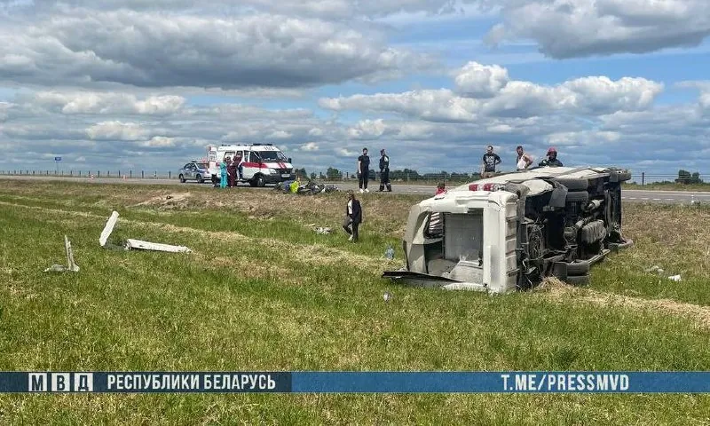 В Гомельской области несколько раз перевернулась маршрутка: пострадали 5 человек