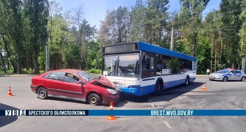 В Бресте «Ситроен» врезался в автобус с пассажирами