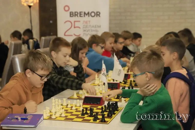 Блиц, поддавки и битва с гроссмейстером: в Бресте проходит шахматный фестиваль «Черная пешка»