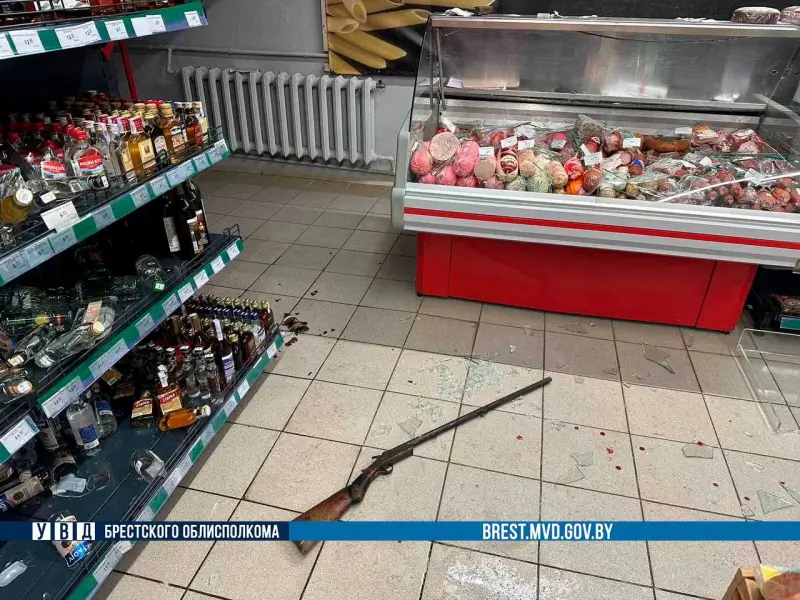 В Барановичском районе вооруженный ружьем и ножом дебошир в магазине ранил покупателя