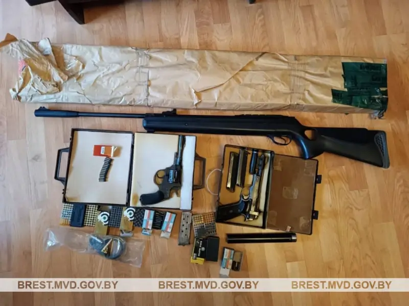 Револьвер, пистолет, винтовка, патроны: жителя Барановичей задержали за незаконный арсенал