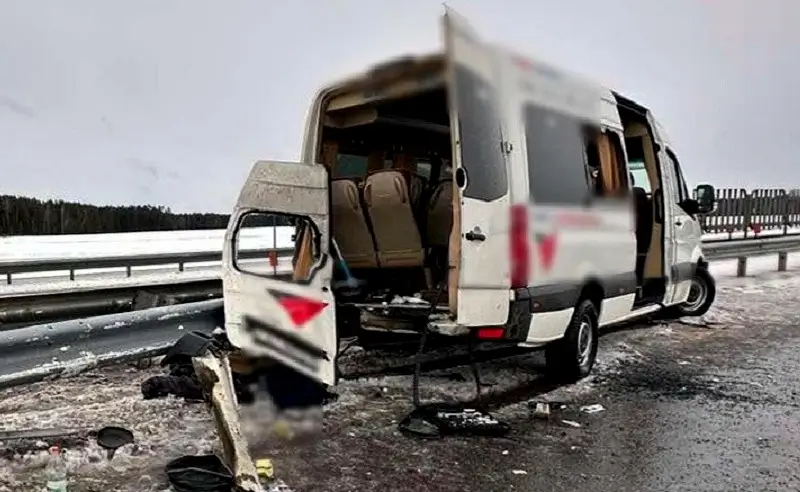 В Березинском районе маршрутка налетела на разделительное ограждение: пострадали 8 человек 