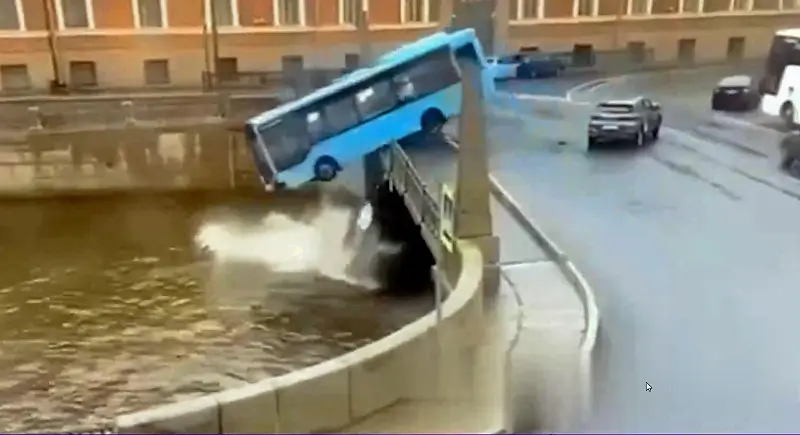 В Санкт-Петербурге автобус с пассажирами протаранил ограждение и упал в Мойку: несколько человек погибли