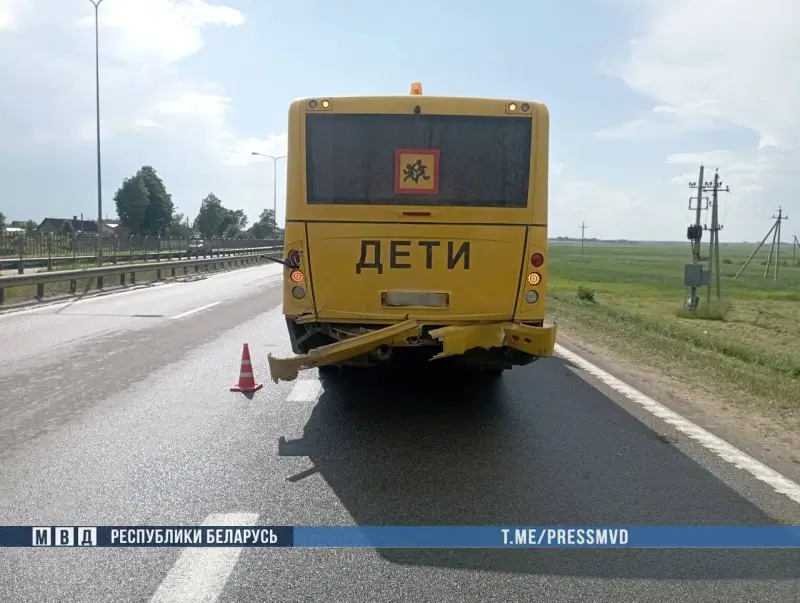 БМВ врезался в школьный автобус с детьми: водитель легковушки погиб