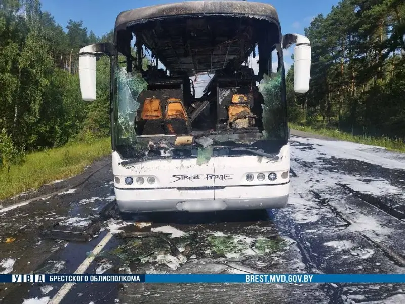 В Лунинецком районе на М10 сгорел автобус