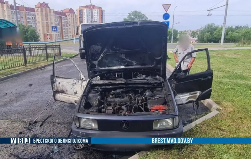 В Бресте на проспекте Республики горел «Фольксваген»