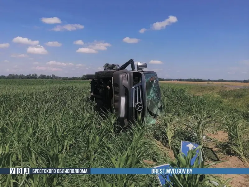 Под Брестом микроавтобус врезался в автогрейдер и опрокинулся: в больницу доставили девушку и шестерых детей